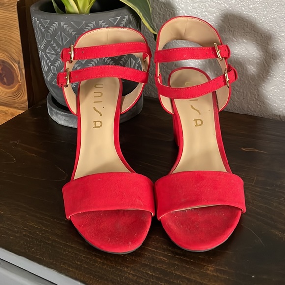 Unisa red heels - Picture 2 of 3